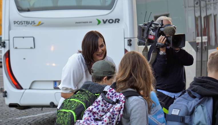 Landesrätin Astrid Eisenkopf beim Verteilen an Schüler