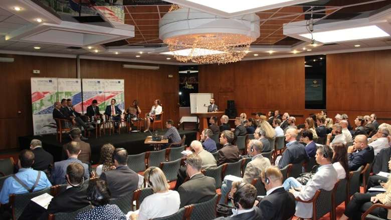 viele Personen sitzen im Saal und hören den Projektpartner zu
