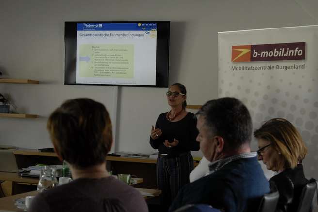 Vortragende Frau Sauerzopf-Tschach  präsendiert ihr Thema