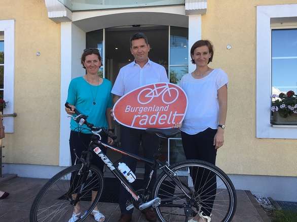 Gruppenfoto vor dem Gemeindeamt Siegendorf