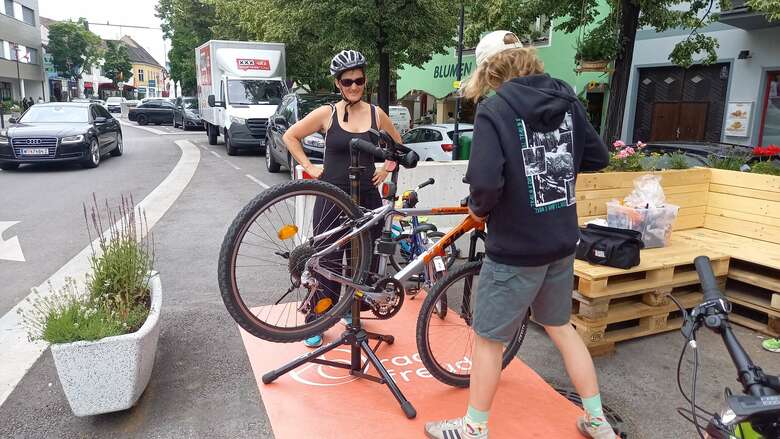 Radfahrerin beim Radcheck