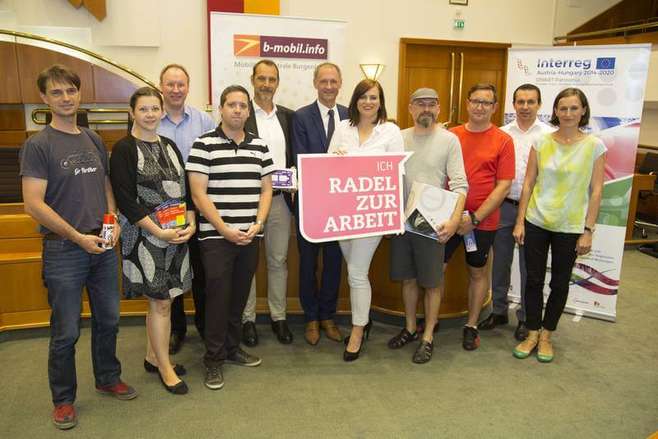 Landesrätin Astrid Eisenkopf mit allen Gewinnern und Veranstalter bei der Verleihung zu Radeln zur Arbeit