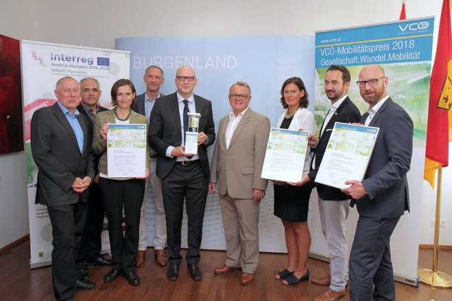 VCÖ-Geschäftsführer Willi Nowak, Mag. Otto Sebestyén, RMB, DI Christine Zopf-Renner, Leiterin der Mobilitätszentrale, Burgenland, Mag. Peter Zinggl, Amt der Bgld. Landeregierung, Dr. Stefan Schindler, GF Neusiedler See Tourismus GmbH, Landeshauptmann Hans Niessl, Mag.a  Silvia Angelo, Vorstandsdirektorin ÖBB-Infrastruktur AG, Thomas Bohrn, MBA, Geschäftsführer VOR, und DI(FH) Dipl.-Ing. Arnold Schweifer, GF Neusiedler Seebahn GmbH