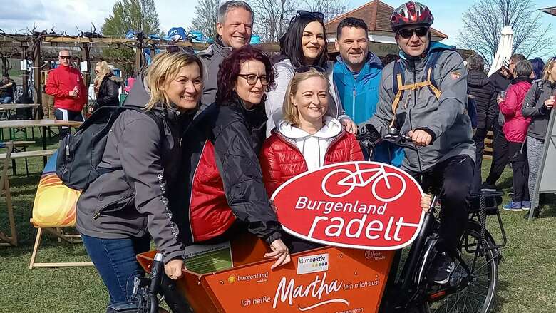 Gruppenfoto mit Landeshauptmann Stellvertreterin Mag.a Astrid Eisenkopf und dem Lastenrad "Martha" mit dem Burgenland "Radelt Schild"