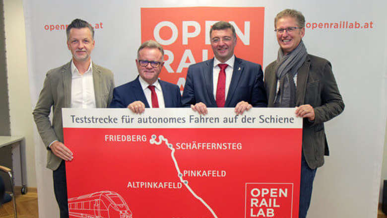 Politiker und Personen der ÖBB halten ein Schild für die erste Teststrecke  mit selbstfahrenden Züge