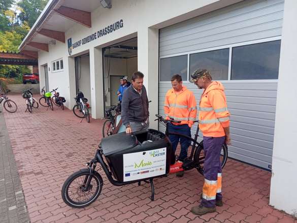 Drei Herrn der Gemeinde Draßburg testen ein Lastenrad