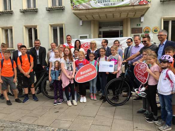 Gruppenfoto mit SchülerInnen