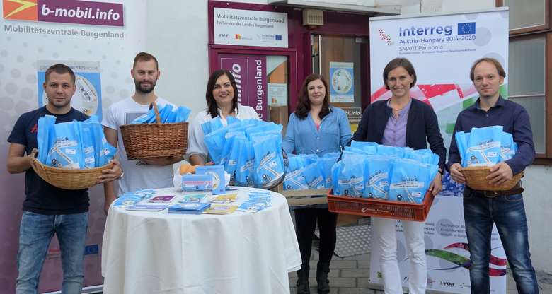 Team der Mobilitätszentrale mit Landesrätin Astrid Eisenkopf bei der Kipferverteilaktion