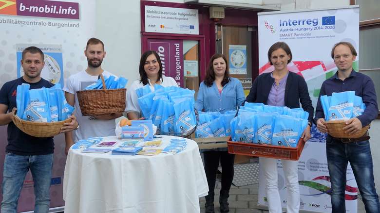 Team der Mobilitätszentrale mit Landesrätin Astrid Eisenkopf bei der Kipferverteilaktion
