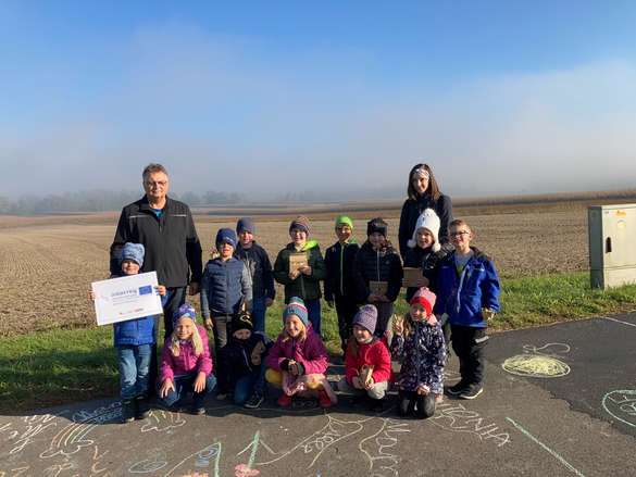 Gruppenfoto mit Bgm. Kern, Lehrerin der VS und Kinder