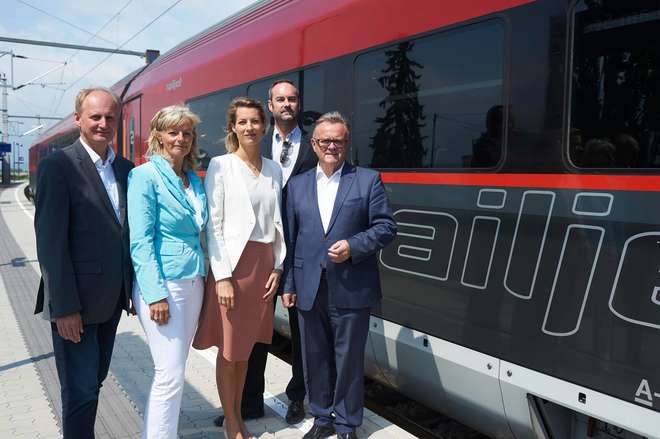 LH Hans Niessl bei der PK mit ÖBB wegen Rail Jet Zug Salzburg nach Neusiedl am See