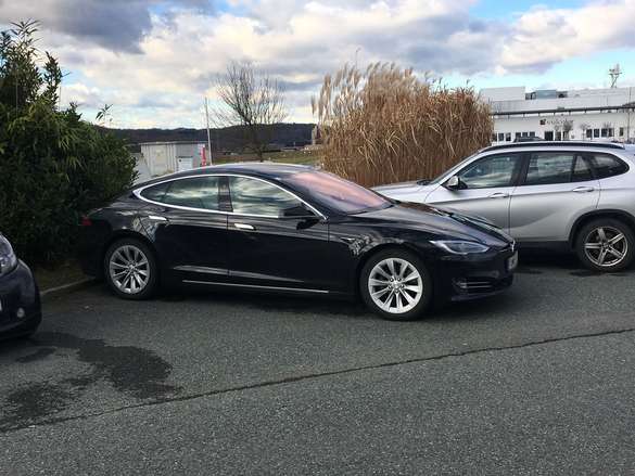 E-Auto Tesla am Parkplatz