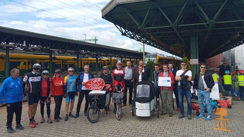 Gruppenbild am Bahnhof Sopron