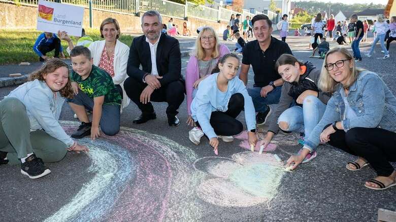 Gruppenfoto mit LR Dorner, Kinder vor der bemalten Straße