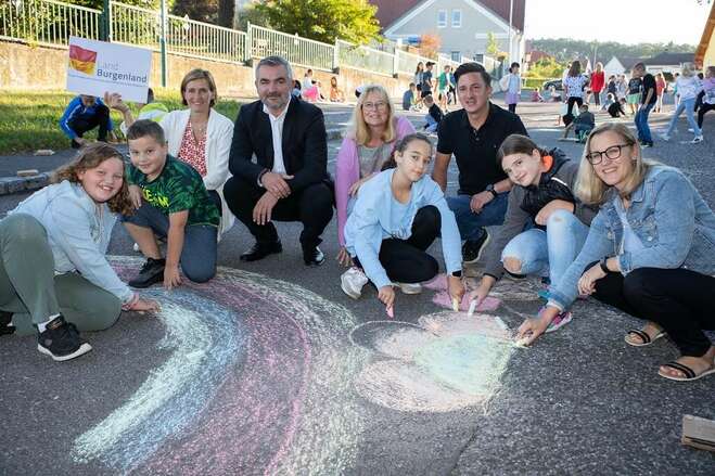 Gruppenfoto mit LR Dorner, Kinder vor der bemalten Straße