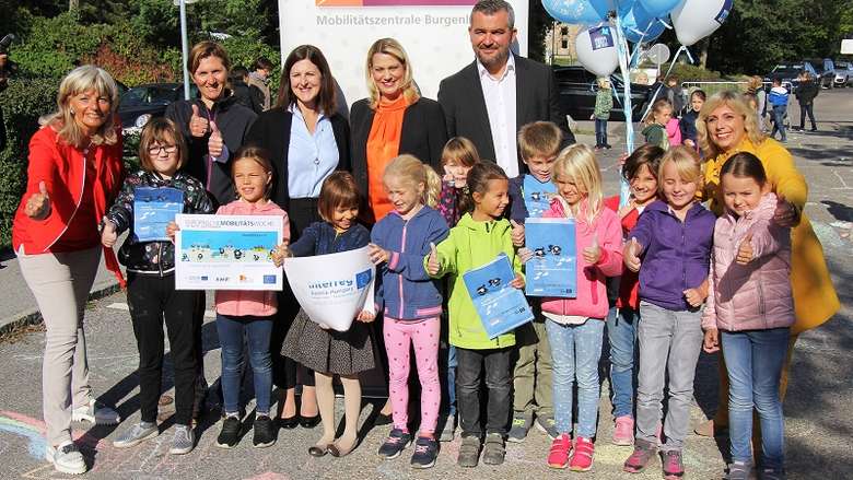 Gruppenfoto Kinder und Landesrat Dorner, Landesrätin Winkler, Bgm. Böhm, Direktorin Csukker, Tina Wurm