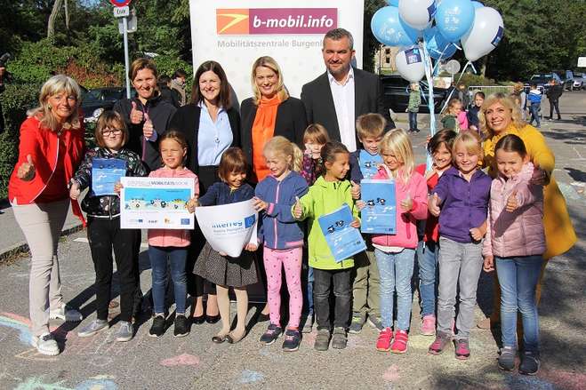 Gruppenfoto Kinder und Landesrat Dorner, Landesrätin Winkler, Bgm. Böhm, Direktorin Csukker, Tina Wurm