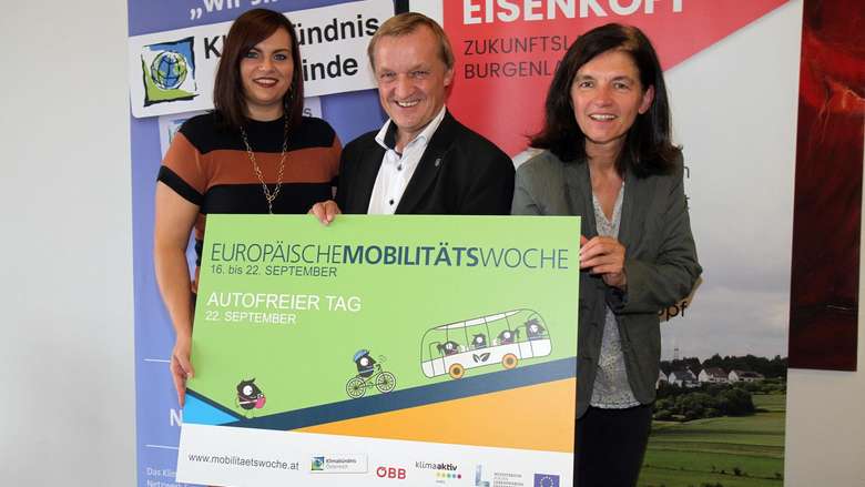 Landesrätin Astrid Eisenkopf mit weiteren Personen bei der Präsentation des Plakates zur Mobilitätswoche