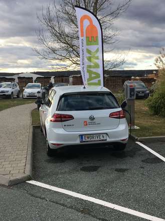 E-Auto VW Golf von der Energie Burgenland am Parkplatz
