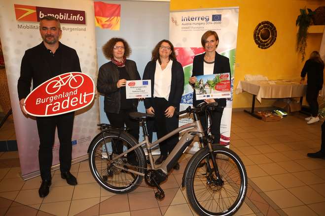 Landesrat Mag. Heinrich Dorner, Miriam Buketits und Judith Jaidl (Tamburica Cindrof) und DI Christine Zopf-Renner, Leiterin der Mobilitätszentrale Burgenland