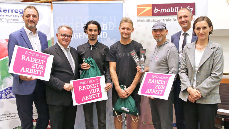 Ehrung für das Siegerteam von der Netz Burgenland. V.l.: AK-Präsident Gerhard Michalitsch, LH Hans Niessl, Hannes Puschitz, Christian Handler, Alec Hager von der Bundeskampagne „Radelt zur Arbeit“, Mag. Peter Zinggl, Verkehrskoordinator Burgenland, DI Christine Zopf-Renner, Leiterin Mobilitätszentrale Burgenland