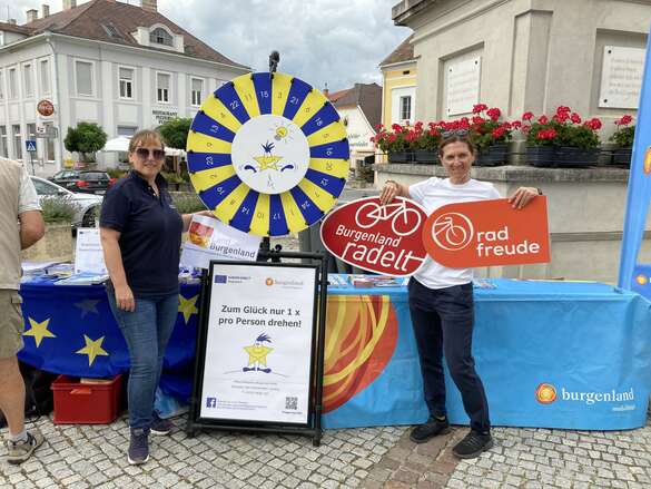 Foto vom Infostand mit Glücksrad, Goodies usw.