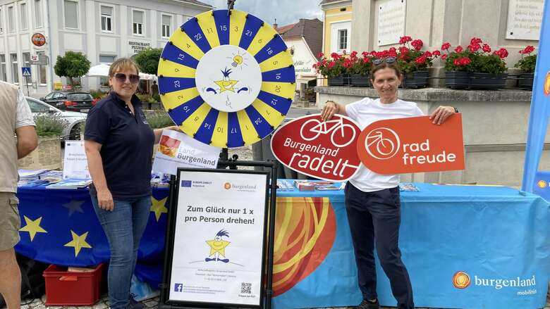 Foto vom Infostand mit Glücksrad, Goodies usw.