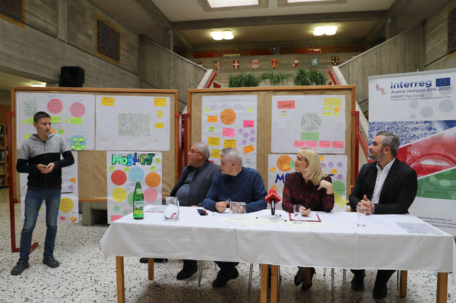 Schüler präsentiert Ergebnisse den Landesräten