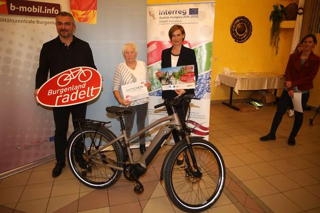 Landesrat Mag. Heinrich Dorner, Erika Püchl (Hauptgewinnerin) und DI Christine Zopf-Renner, Leiterin Mobilitätszentrale Burgenland