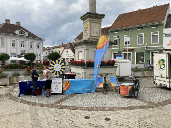 Foto vom Infostand mit Glücksrad, Goodies usw.