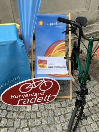 Foto von Faltrad, Liegestuhl, Burgenland radelt Tafel