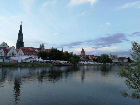 Fluss mit der Stadt Ulm