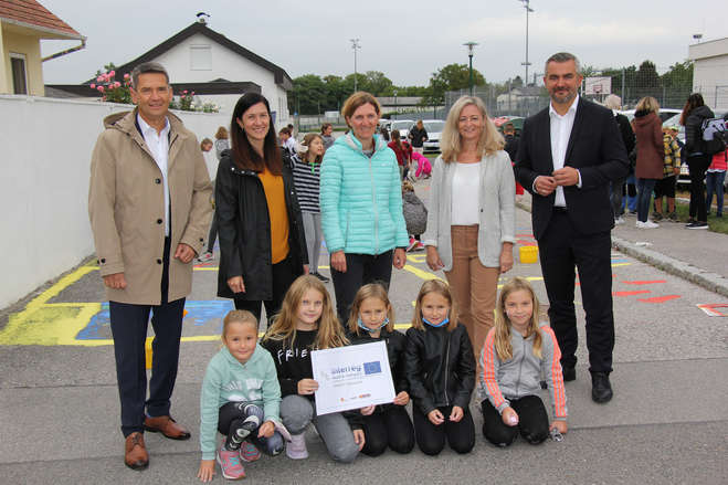 Gruppenfoto mit LR Heinrich Dorner, Bgm. Rainer Porics, Direktorin Silvia Mühlgaszner, Tina Wurm (Mobilitätszentrale), Vize-bgm. und LAbg.Rita Stenger 