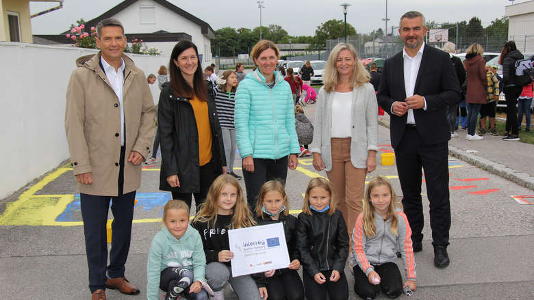 Gruppenfoto mit LR Heinrich Dorner, Bgm. Rainer Porics, Direktorin Silvia Mühlgaszner, Tina Wurm (Mobilitätszentrale), Vize-bgm. und LAbg.Rita Stenger 