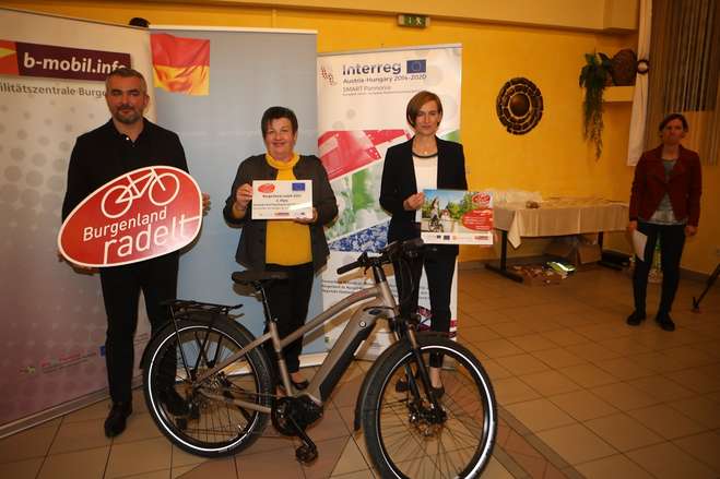 Landesrat Mag. Heinrich Dorner, Bürgermeisterin Michaela Raber (Rauchwart) und DI Christine Zopf-Renner, Leiterin der Mobilitätszentrale Burgenland 