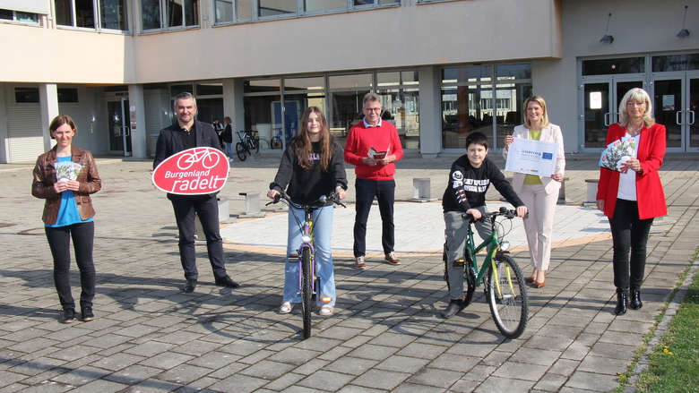 Dorner, Winkler, Böhm, Dinhof, Wurm, Schüler vor der Schule