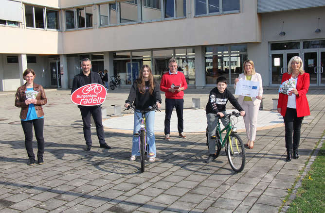 Dorner, Winkler, Böhm, Dinhof, Wurm, Schüler vor der Schule