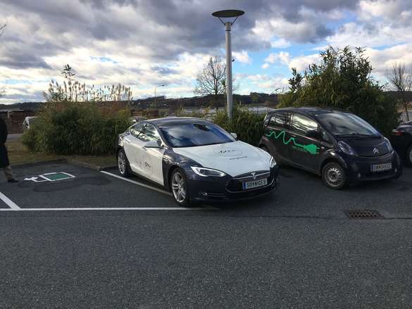 E-Auto Tesla am Parkplatz