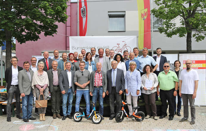 Gruppenfoto aller Gemeinden die einen Mobilitätscheck erhalten haben