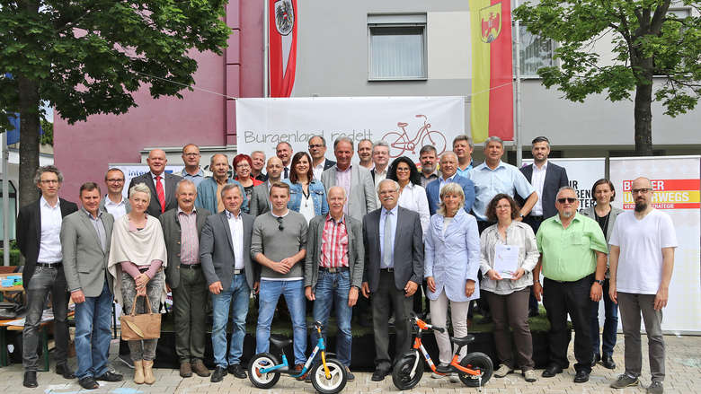 Gruppenfoto aller Gemeinden die einen Mobilitätscheck erhalten haben