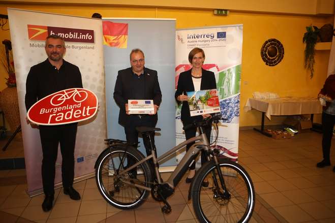 Landesrat Mag. Heinrich Dorner, Heinz Wagner (Geschäftsführer Denzel) und DI Christine Zopf-Renner, Leiterin Mobilitätszentrale Burgenland