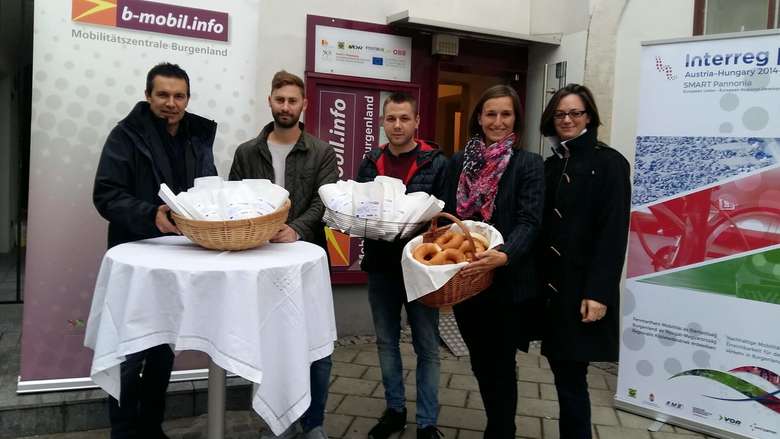 GF RMB Harald Horvath und die MitarbeiterInnen der Mobilitätszentrale bei der Kipferlverteilaktion in der Mobilitätswoche