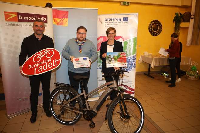 Landesrat Mag. Heinrich Dorner, Thomas Haffer (Pfadfinder Mattersburg) und DI Christine Zopf-Renner, Leiterin Mobilitätszentrale Burgenland