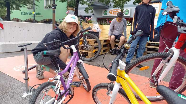 Fahrradmechaniker bei der Arbeit