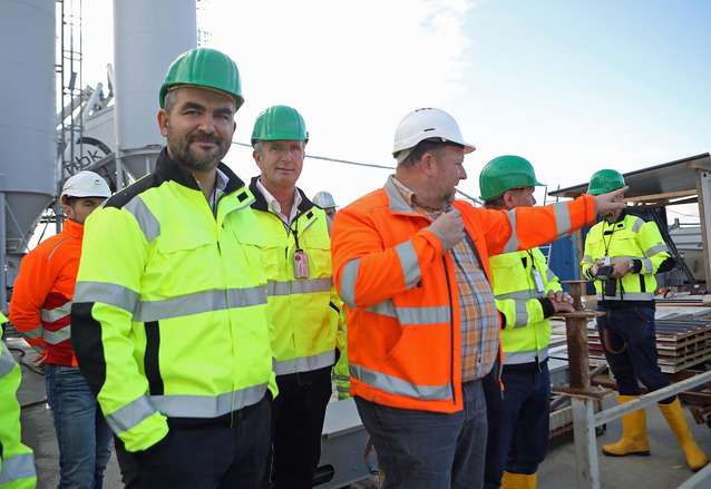 LR Dorner und LAbg. Schnecker in Schutzausrüstung bei der Besichtigung der Baustelle mit ASFINAG Verantwortlichen Miklos Varga 