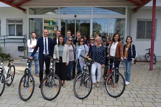 mehrere Personen mit Fahrrädern vor dem Rathaus in Mattersburg