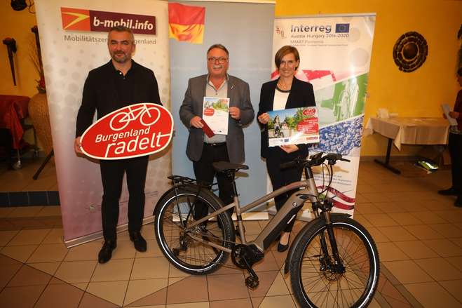 Landesrat Mag. Heinrich Dorner, Helmut Hanzl und DI Christine Zopf-Renner, Leiterin Mobilitätszentrale Burgenland