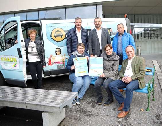 LAbg. Ewald Schnecker. LR Dorner, Tina Wurm, Bgm. und Taxilenkerin vor Jennersdorf Taxi 