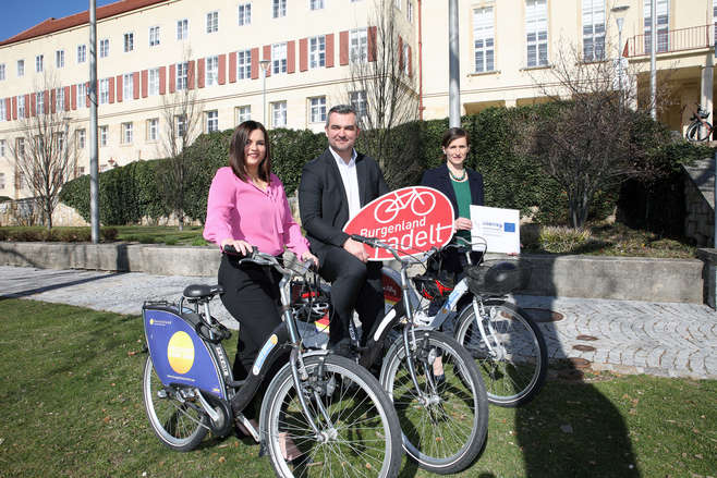 Startschuss „Burgenland radelt“: Natur- und Umweltschutzlandesrätin Mag.a Astrid Eisenkopf, Straßenbaulandesrat Mag. Heinrich Dorner und Christine Zopf-Renner, Leiterin der der Mobilitätszentrale Burgenland, gaben den Startschuss zum Aktion „Burgenland radelt“