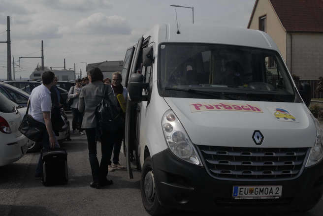 mehrer Teilnehmer steigen in den Gemeindebus Purbach ein 